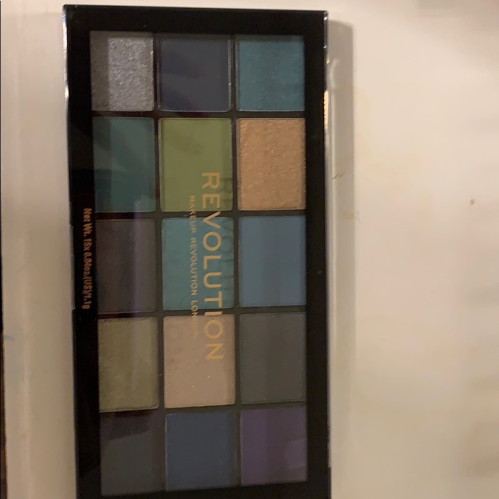 Makeup Revolution Deep Dive Palette (swatched)